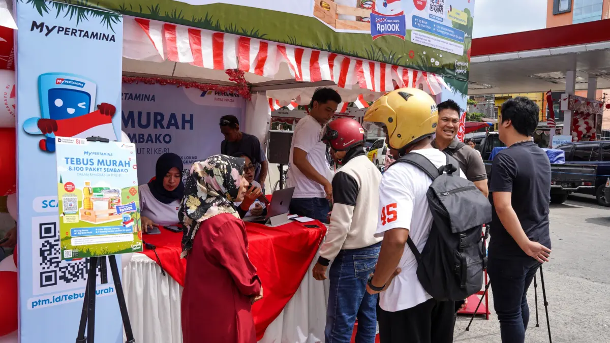 Masyarakat di Nusa Tenggara Timur (NTT) yang melakukan pengisian BBM berkesempatan menerima sembako yang disediakan Pertamina Patra Niaga Regional Papua Maluku dalam rangka Peringatan HUT ke-81 Kemerdekaan Republik Indonesia, Senin (17/8/2026).
(CEPOSONLINE.COM_PERTAMINA)