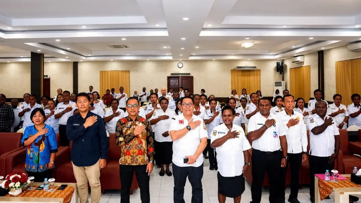 Penjabat Sekretaris Daerah Papua Tengah dr. Silwanus A. Soemoele didampingi Kepala BKPSDM Papua Tengah Denci Meri Nawipa foto bersama peserta pada pembukaan kegiatan Sosialisasi Mutasi, Kepangkatan dan Pemberhentian PNS di Timika, Rabu (19/8/2026). (CEPOSONLINE.COM/HUMAS PEMPROV)