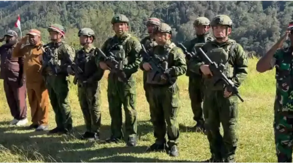 Bupati Intan Jaya, Aner Maisini bersama Panglima Komando Gabungan Wilayah Pertahanan (Kogabwilhan) III saat berkunjung ke Distrik Ugimba sekaligus Kibarkan Bendera Merah Putih, Senin (17/8/2026). (CEPOSONLINE.COM/HUMAS INTAN JAYA For CEPOS)&nbsp;