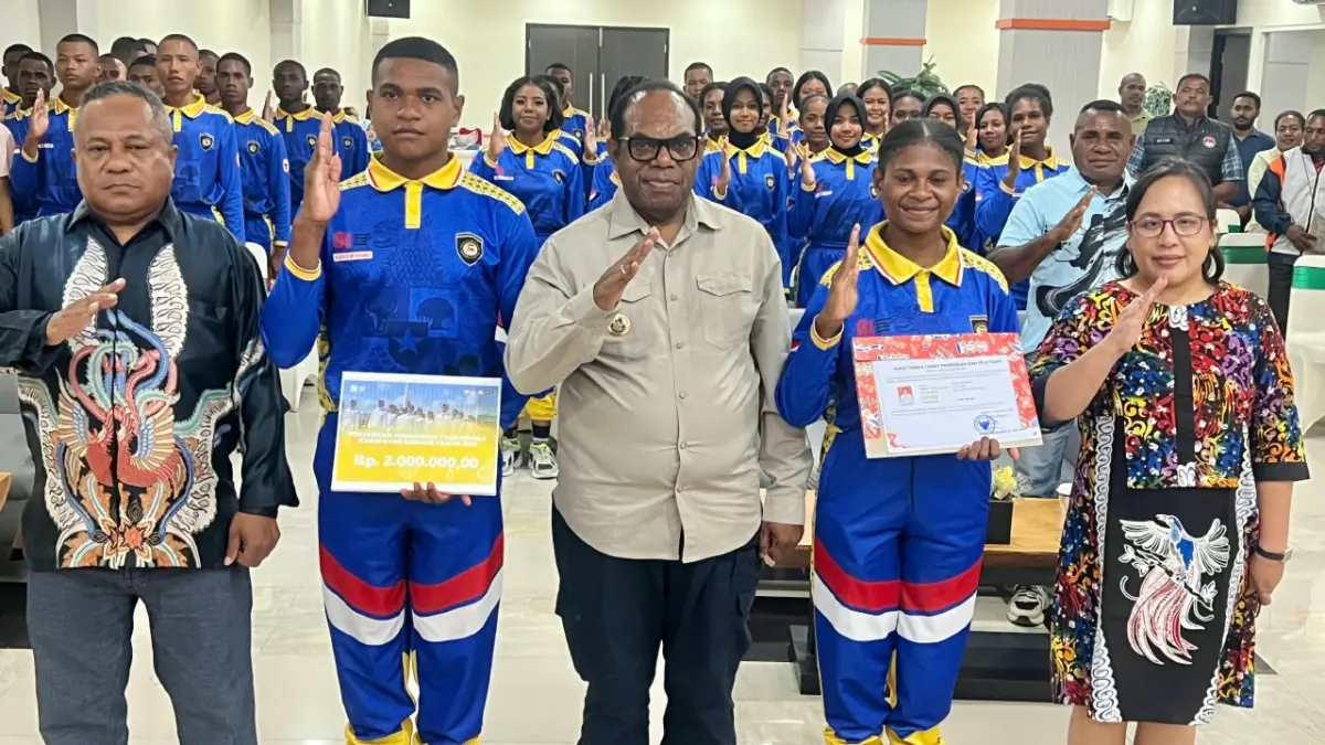 Bupati Keerom, Piter Gusbager saat berfoto bersama dengan para Paskibraka di Hotel Grande Arso II, Arso, Senin (17/8/2026) malam. (CEPOSONLINE.COM/ERIANTO)