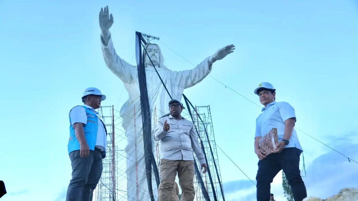 Bupati Keerom, Piter Gusbager saat berkoordinasi dengan pihak PLN terkait penataan kawasan di area wisata Patung Yesus di Kampung Yowong, Selasa (18/8/2026). (CEPOSONLINE.COM/ERIANTO).