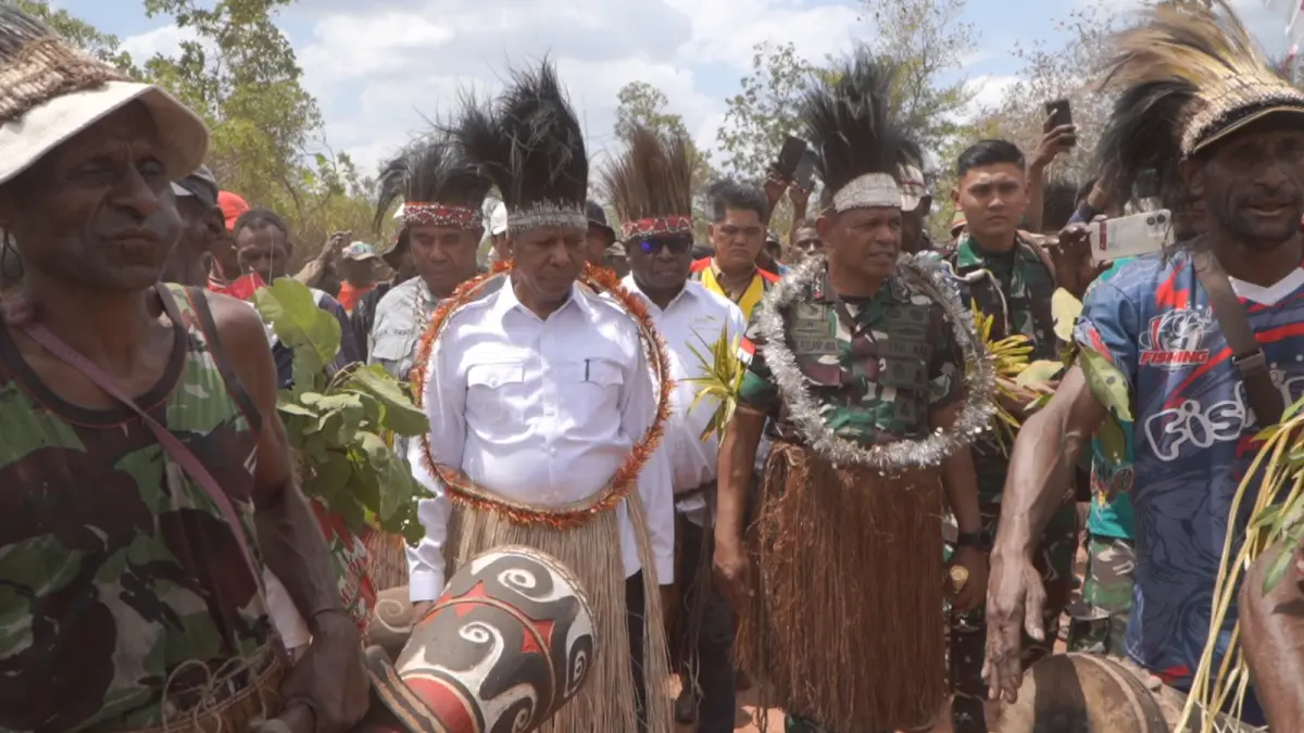Gubernur Papua Selatan Apolo Safanpo bersama rombongan saat disambut meriah dengan bendera oleh siswa siswi dan masyarakat Kampung Koa, Distrik Animha, Merauke, Selasa (18/8/2026) (CEPOSONLINE.COM/BiRO UMUM PAPSEL)&nbsp;