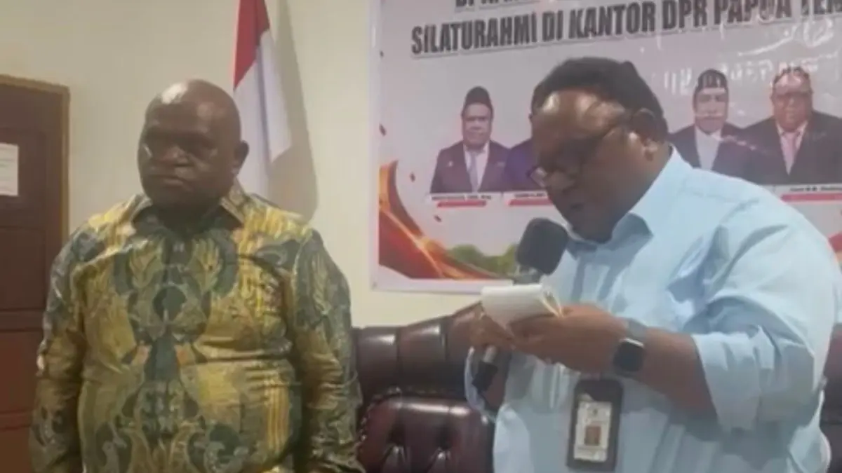 Menteri HAM RI, Natalius Pigai saat mendengarkan aspirasi yang disampaikan Pimpinan DPR Papua Tengah diakhir rapat dengar pendapat bersama Menteri HAM RI Natalius Pigai dan masyarakat di ruang rapat DPR PT, Senin (17/8/2026). (CEPOSONLINE.COM/SCREENSHOOT Video)