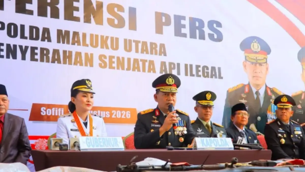 Kapolda Maluku Utara Irjen Arif Budiman menunjukkan 16 senpi ilegal yang diserahkan oleh masyarakat. (Polda Maluku Utara)