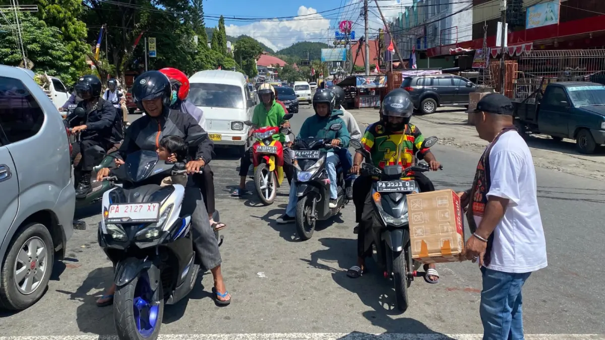 Masyarakat dan Ikatan Keluarga Flobamora Kota Jayapura saat menggelar aksi penggalangan dana di lingkaran Abepura, Rabu (19/8/2026). (CEPOSONLINE.COM/JIMI)