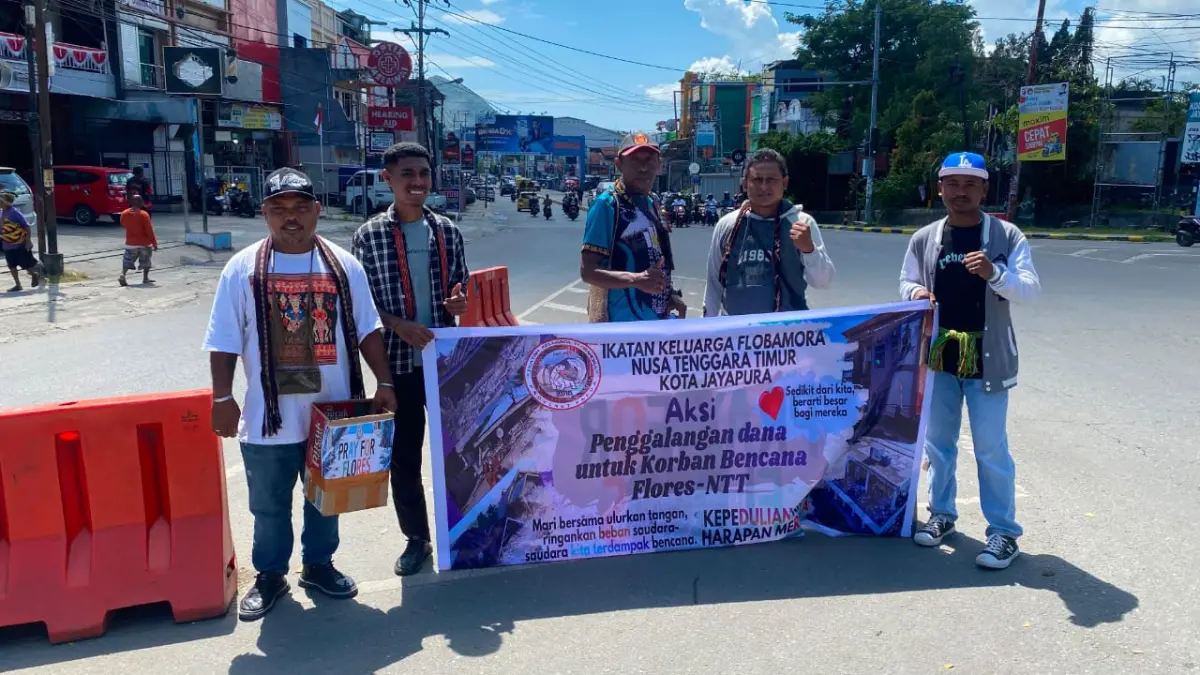 Masyarakat dan Ikatan Keluarga Flobamora Kota Jayapura saat menggelar aksi penggalangan dana di lingkaran Abepura, Rabu (19/8/2026)