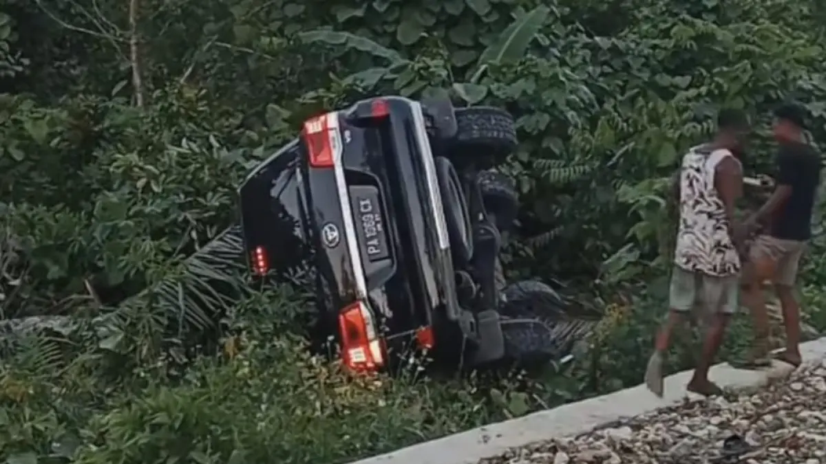Mobil dinas Bupati Biak Numfor yang mengalami nasib naas setelah keluar dari jalurnya. Bupati Biak Numfor Markus Mansnembra tidak berada di mobil yang naas tersebut.&nbsp;