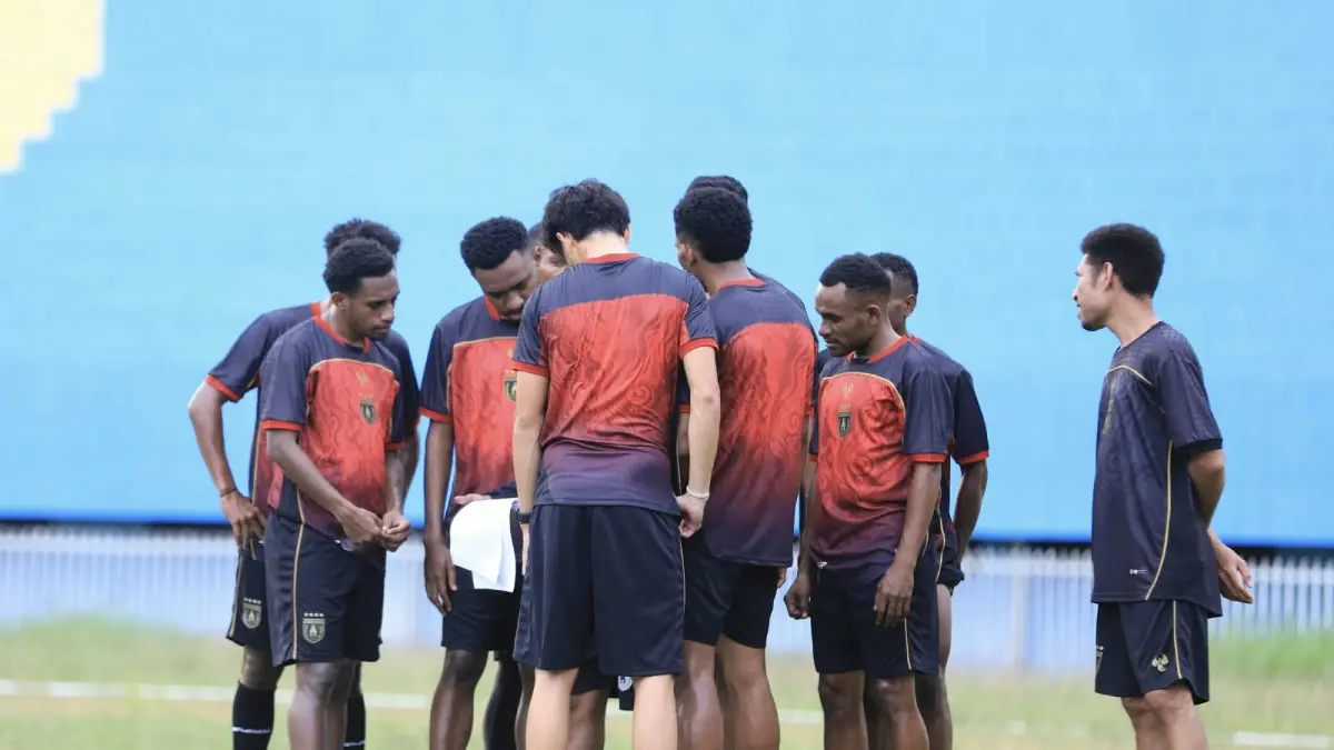 Pemain Persipura Jayapura saat mengikuti latihan di Stadion Mandala Jayapura beberapa pekan lalu. (CEPOSONLINE.COM/ERIYANTO)
