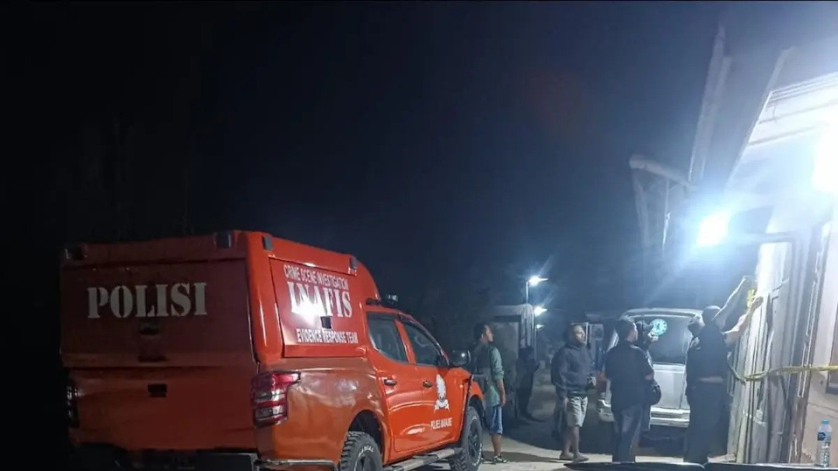 Polisi saat memasang Polisi Line di Rumah M, Selasa (18/8/2026)&nbsp;

(CEPOSONLINE.COM/Istimewa)&nbsp;