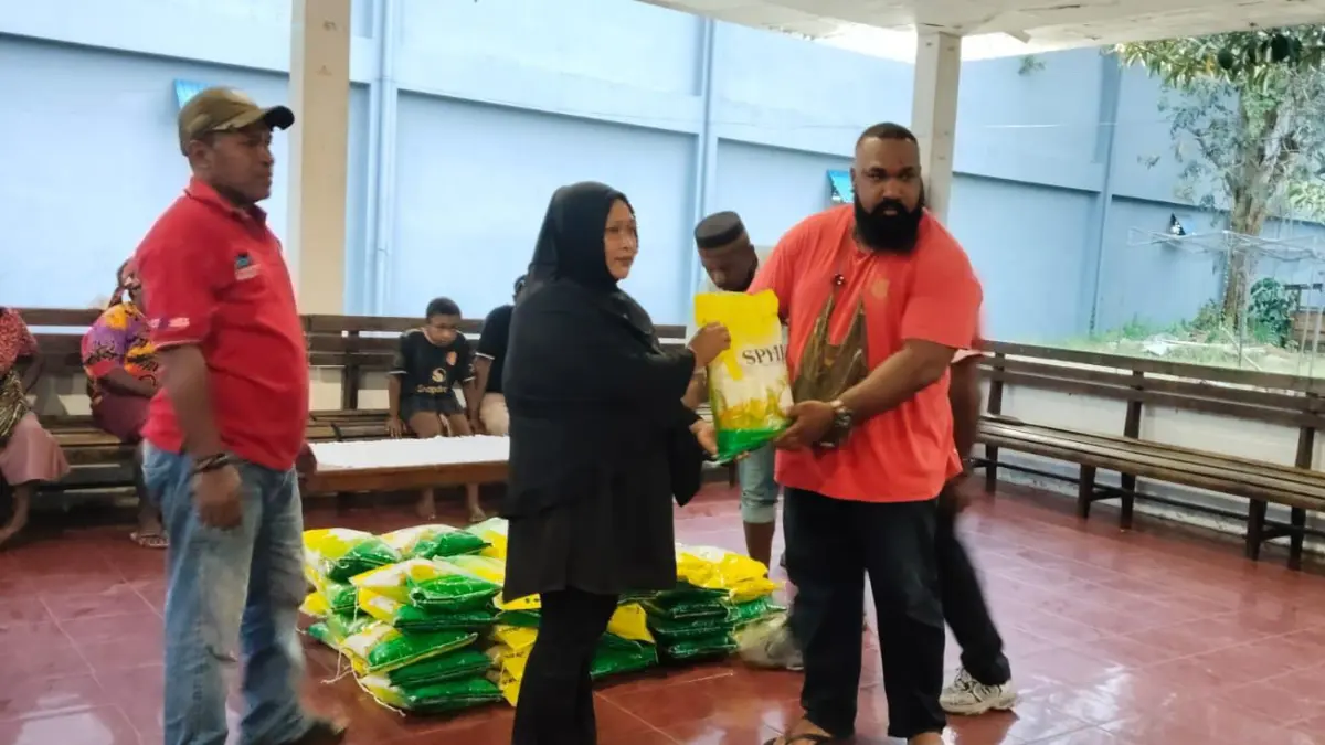 Salah satu warga non OAP yang menerima bantuan dari Ondoafi Ifar Besar, Sentani, Alfius Imerson C Nicolaas Joku pada semarak HUT RI, Selasa (18/8/2026).&nbsp;(CEPOSONLINE.COM,ISTIMEWA)