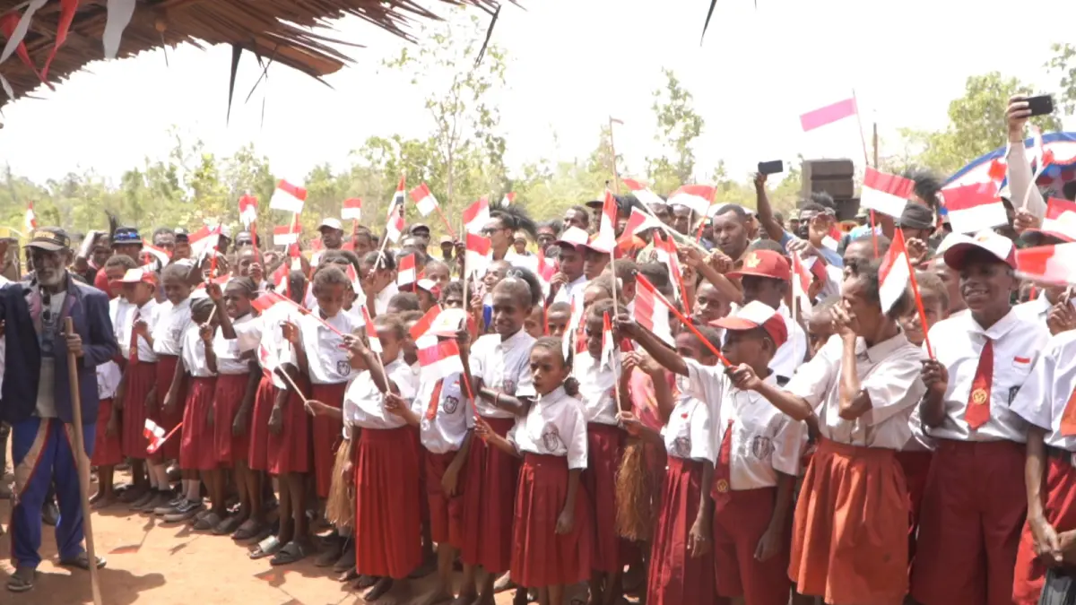 Siswa siswi sekolah dasar Kampung Koa, Distrik Animha Merauke dengan antusias menyambut kedatangan Gubernur Papua Selatan Apolo Safanpo ke kampung mereka, Selasa (18/8/2026). (CEPOSONLINE.COM/BIRO UMUM PAPSEL)&nbsp;