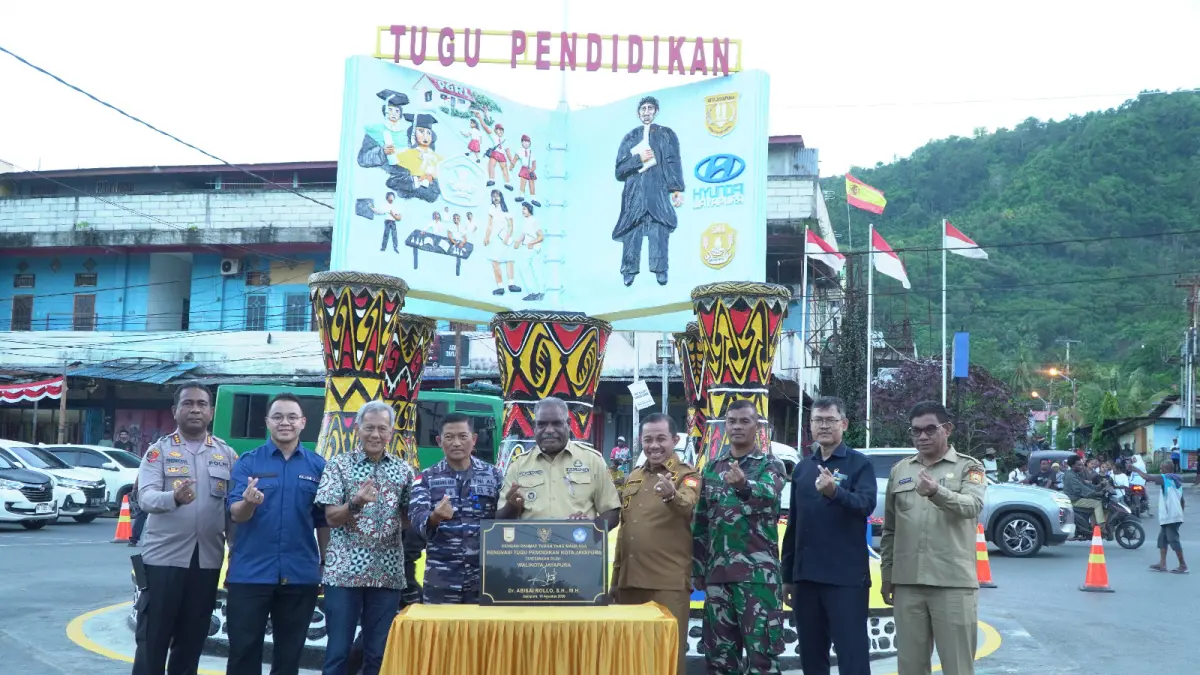 Wali Kota Jayapura, Dr. Abisai Rollo didampingi Wakilnya, Rustan Saru bersama jajaran PT Sumber Makmur dan Pimpinan Forkopimda saat penandatanganan prasasti tugu di Abepura, Selasa (18/8/2026) sore.(Foto Takim/CEPOSONLINE.COM)