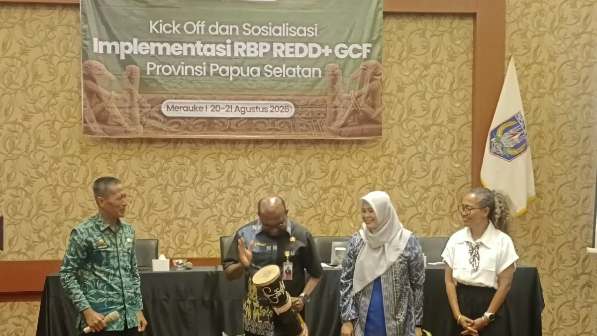 Sekda Papua Selatan, Ferdinandus Kainakaimu bersama para pemangku kepentingan dan peserta pada pembukaan kick off dan sosialisasi implementasi Program RBP Periode 2014-2016 Green Climate Fund Output 2 Kategori Pemanfaatan II di Merauke, Kamis (20/8/2026).(CEPOSONLINE.COM/SULO)&nbsp;