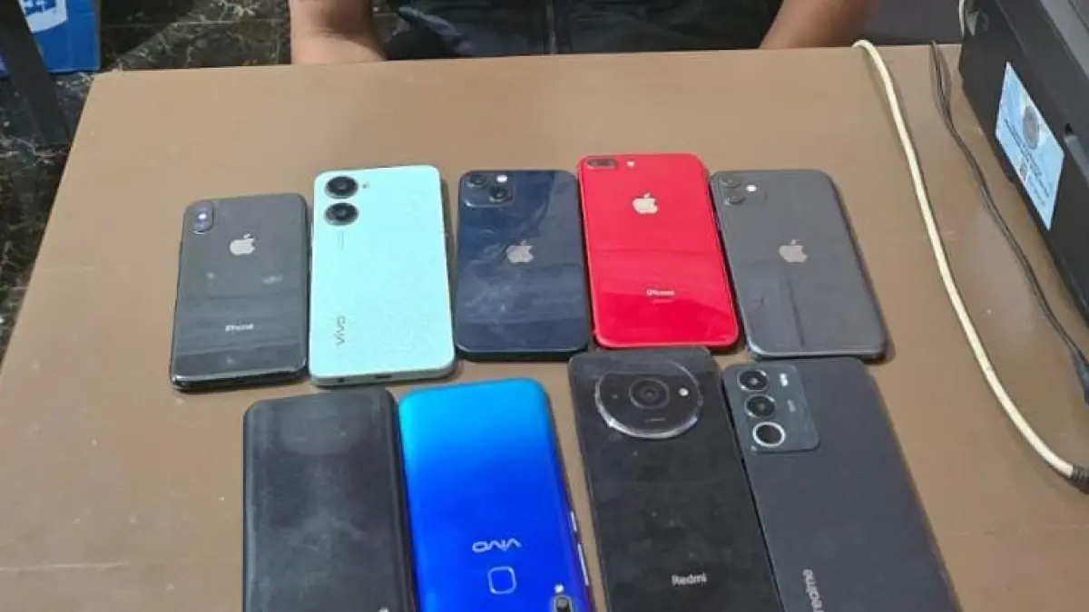 
Sembilan unit handphone yang diamankan Satreskrim Polres Merauke dari seorang warga di Merauke. Handphone tersebut diduga merupakan hasil tindak pidana pencurian dan kini masih dalam pendalaman penyidik Satreskrim Polres Merauke, Kamis (20/8/2026). (CEPOSONLINE.COM/HUMAS POLRES MERAUKE).