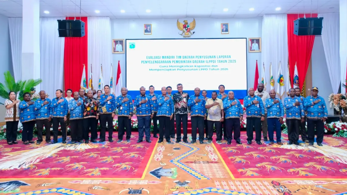 Staf Ahli II Bidang Perekonomian dan Pembangunan Setda Provinsi Papua Tengah, Herman Kayame foto bersama dengan narasumber dan peserta dalam kegiatan Evaluasi Mandiri Tim Daerah Penyusunan LPPD yang digelar di Ballroom Kantor Gubernur Papua Tengah, Kamis (20/8/2026). (CEPOSONLINE.COM/HUMAS PEMPROV).