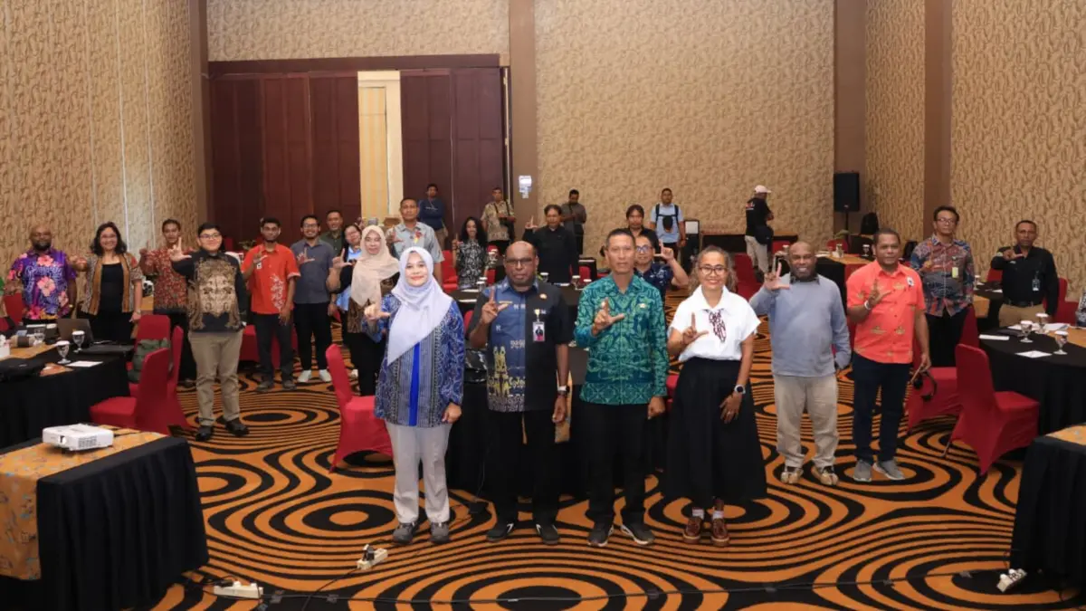 Sekda Papua Selatan, Ferdinandus Kainakaimu &nbsp;bersama peserta pada kick off dan sosialisasi implementasi Program Results Based Paymen for Results Period 2014-2016 Green Clemate Fund Output 2 kategori Pemanfaatan II di Merauke, Kamis (20/8/2026).(CEPOSONLINE.COM/SULO)&nbsp;