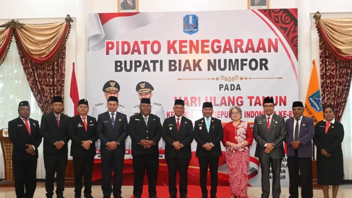 Bupati Biak Numfor Markus Octovianus Mansnembra, SH.,MM foto bersama dengan Wabup Biak Numfor Jimmy Kapisa dan para pejabat Pemkab Biak Numfor, Senin (17/8/2026) . INZET: Markus Octovianus Mansnembra, SH.,MM. (CEPOSONLINE.COM/FIKTOR PALEMBANGAN)&nbsp;&nbsp;