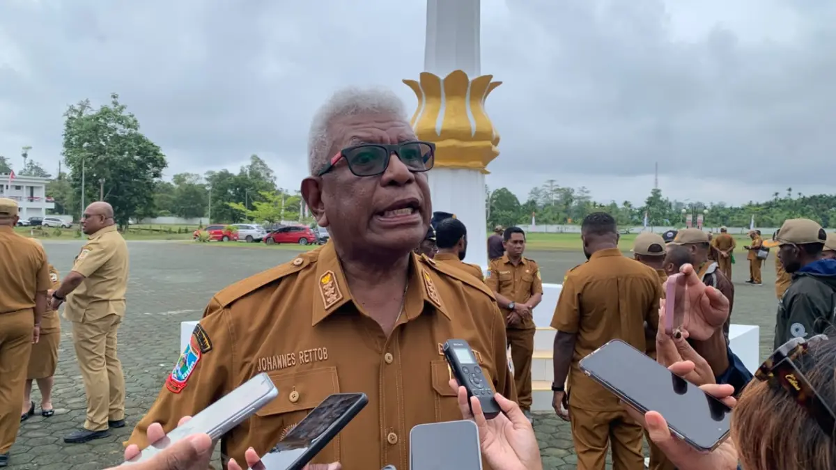 Bupati Mimika, Johannes Rettob. (CEPOSONLINE.COM/MOH. WAHYU WELERUBUN).