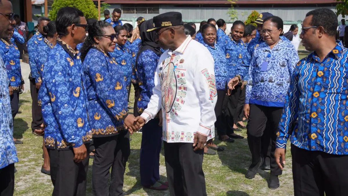 Bupati Waropen, Fransiscus Xaverius Mote dan Kepala Dinas Kesehatan, dr. Jenggo Suwarko, &nbsp;didmapingi Kapus Urfas dan Kabid Perencanaan Charles Wainarisi, saat meninjau pelayanan di Puskesmas Urfas, Kamis (20/8/2026).(CEPOSONLINE.COM/ISMAIL).