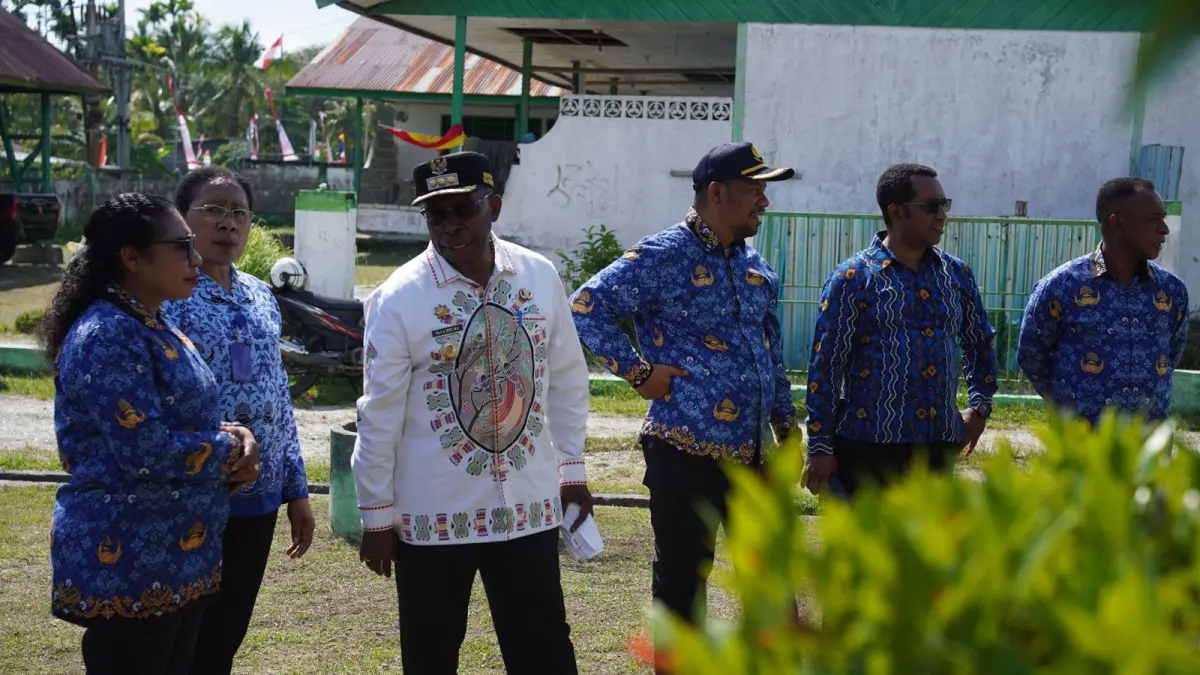 Bupati Waropen, Fransiscus Xaverius Mote didampingi Kadis Kesehatan dr. Jenggo Suwarko, M.HKes, saat melihat pelayanan dan kondisi Puskesmas Urfas secara langsung, Kamis (20/8/2026).(CEPOSONLINE.COM/ISMAIL).