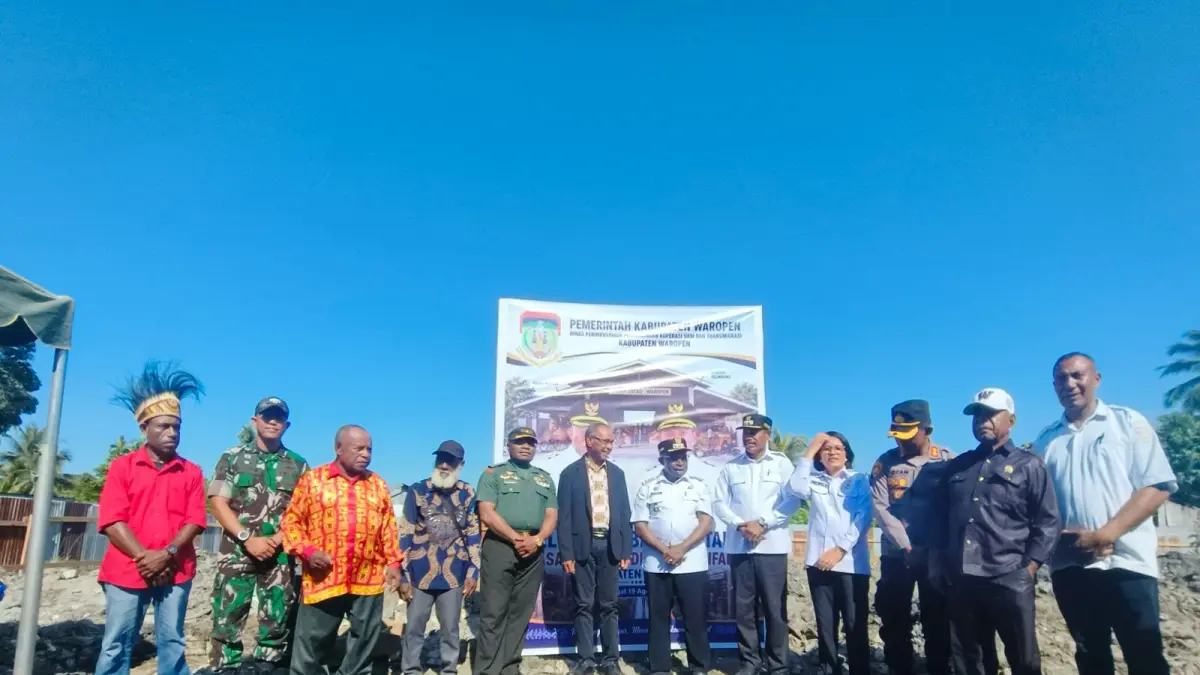 Bupati Waropen, F.X. Mote bersama unsur Forkopimda, adat, agama, dan masyarakat meletakkan batu pertama pembangunan kembali Pasar Urei Faisei (Urfas) yang sebelumnya terbakar, di lokasi pasar, Rabu (19/8/2026).(CEPOSONLINE.COM/ISMAIL)&nbsp;