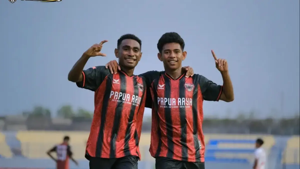 Duo pemain Banteng Papua Raya. (CEPOSONLINE.COM/ISTIMEWA)