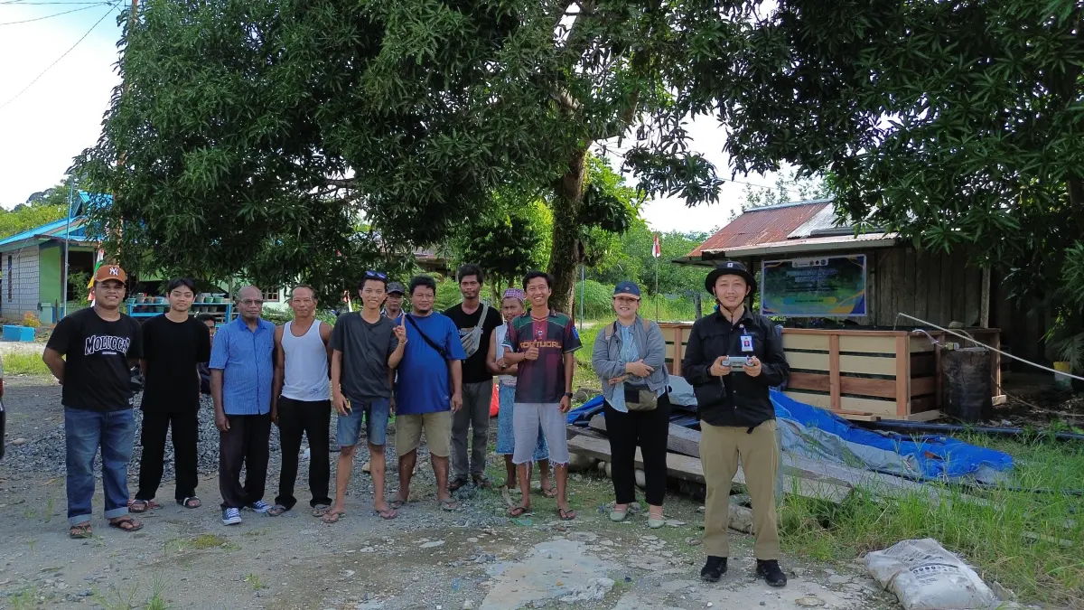 Foto bersama tim Pengabdian kepada Masyarakat bertajuk “Peningkatan Ketahanan Pangan Melalui Inovasi Budidaya Lele Berbasis Bioflok di Bonggo, Papua.” (CEPOSONLINE.COM/ISTIMEWA).