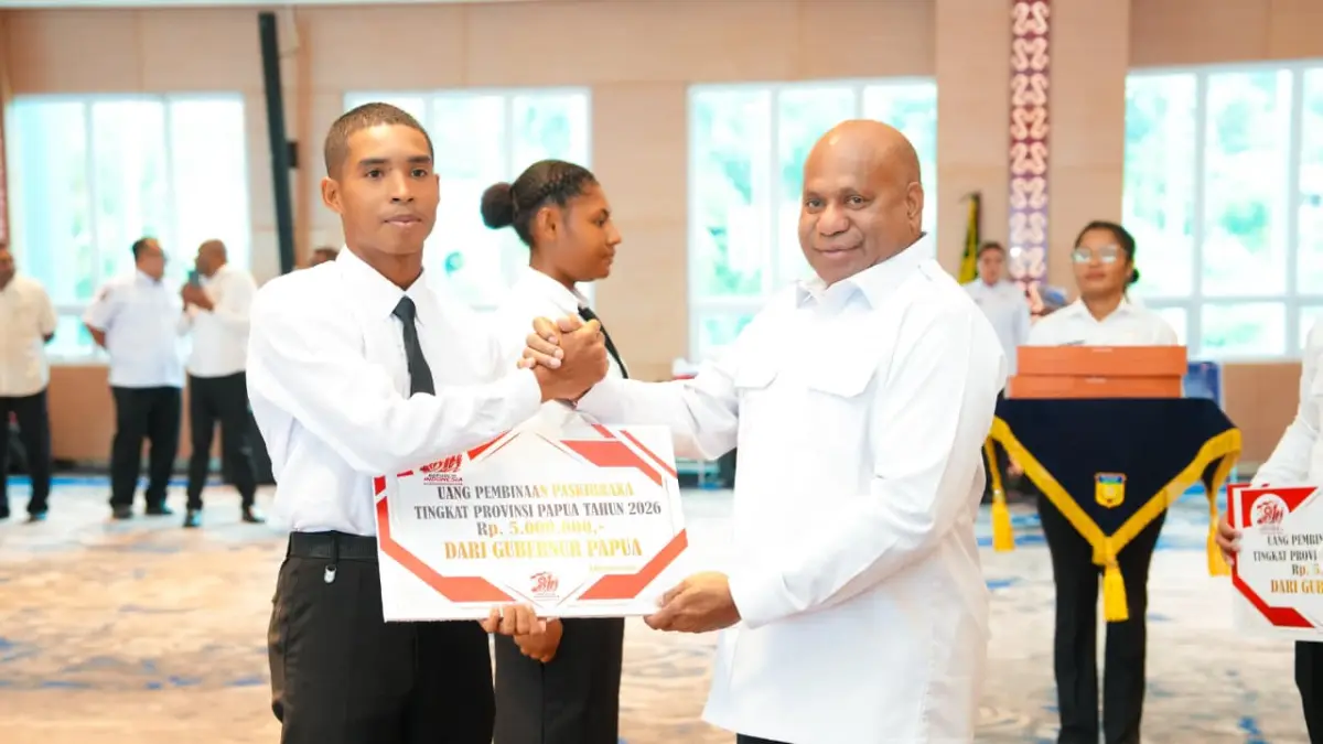 Gubernur Papua, Matius D. Fakhiri menyerahkan uang pembinaan kepada anggota Paskibraka Papua pada penutupan pemusatan pendidikan dan latihan Paskibraka tingkat Provinsi Papua, Rabu (19/8/2026).(CEPOSONLINE.COM/HUMAS PEMPROV).