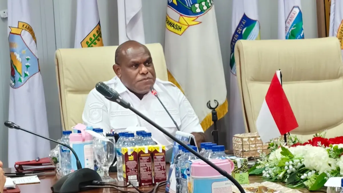 &nbsp;Gubernur Papua Tengah Meki Nawipa saat berdiskusi dengan insan pers di Ruang Rapat Gubernur Papua Tengah, Rabu (19/8). &nbsp;( CEPOSONLINE.COM/Lucky Ireeuw)