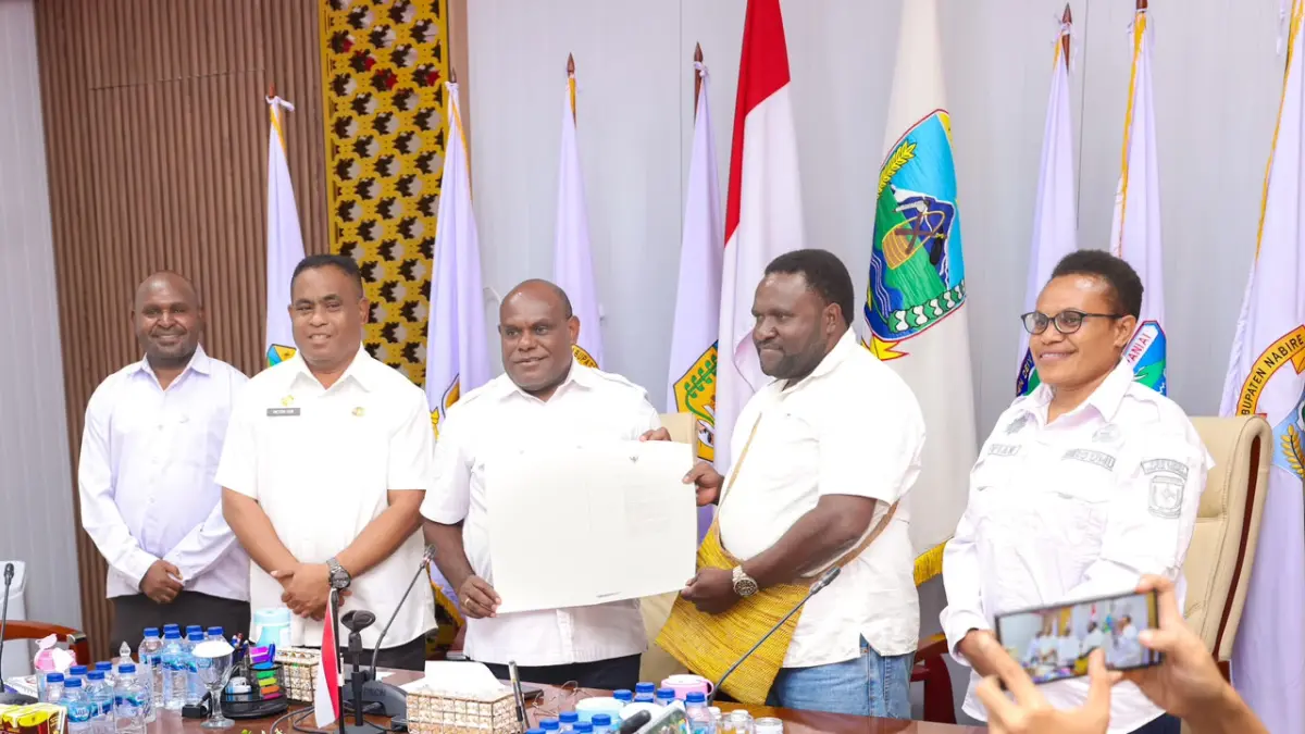Gubernur Papua Tengah, Meki Nawipa saat menyerahkan SK Juru bicara Gubernur Papua Tengah kepada Emmanuel You dan secara resmi, Rabu, (19/8/2026). (CEPOSONLINE.COM/HUMAS PEMPROV)&nbsp;