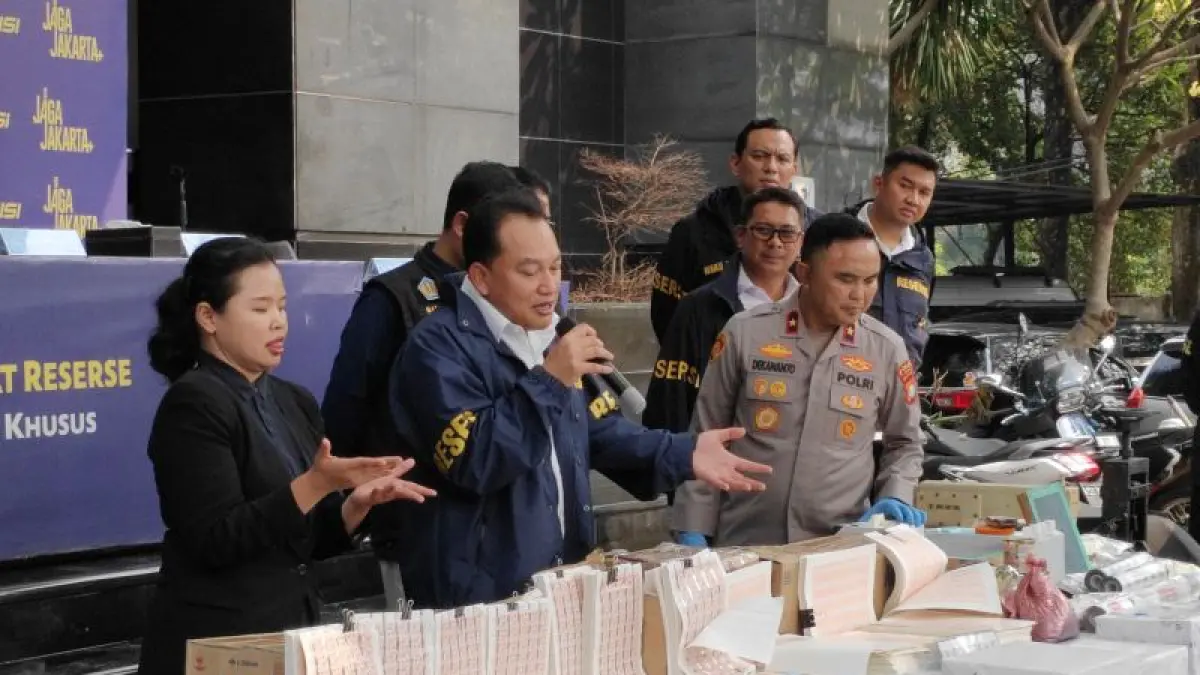 Kasubdit IV Tipidter Ditreskrimsus Polda Metro Jaya AKBP Anton Hermawan saat memperlihatkan meterai yang palsu dalam konferensi pers di Jakarta, Rabu (19/8/2026). (CEPOS ONLINE.COM/ANTARA/Ilham Kausar)