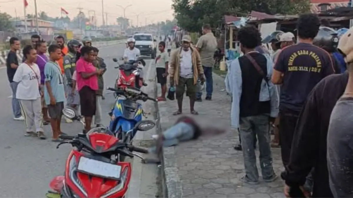 Kondisi korban tergeletak bersimbah darah dikerumuni sejumlah orang di tepi Jalan Cenderawasih, sebelum perumahan Pondok Amor Indah, Rabu, 19 Agustus 2026. (CEPOSONLINE.COM/ISTIMEWA).&nbsp;