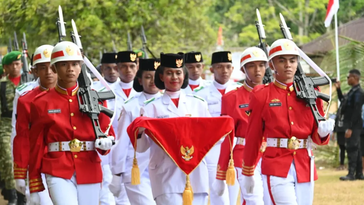 Paskibraka Kabupaten Biak Numfor saat menjalankan tugasnya, ) di Lapangan Yenmanu, Pulau Numfor Senin (17/8/2026)