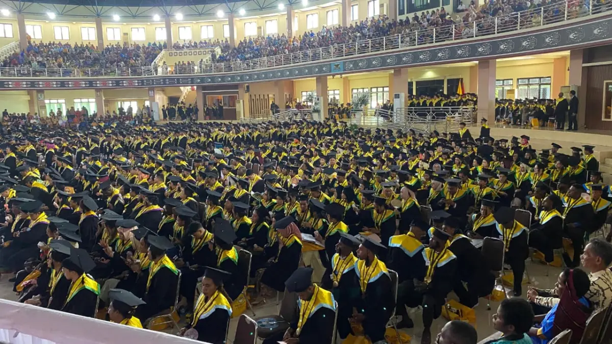 Ribuan mahasiswa Uncen saat melaksanakan wisuda Periode III Tahun 2026 di Auditorium Uncen pada, Kamis (20/8/2026).(CEPOSONLINE.COM/JIMI).