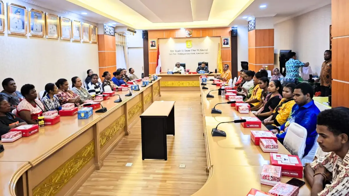 Sejumlah mahasiswa saat mengikuti pertemuan dengan Wali Kota Jayapura Abisai Rollo yang didampingi Kepala Dinas Pendidikan Kota Jayapura Rocky Bebena di ruang rapat Wali Kota Jayapura, Kamis (20/8/2026). (CEPOSONLINE.COM/MUSTAKIM ALI)