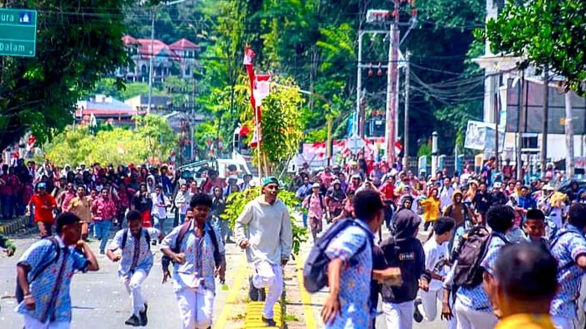 Situasi saat pelajar SMKN 3 Jayapura dan SMA YPPK Taruna Darma saling kejar di jalan raya utama Abepura, Kamis (28/2026).(CEPOSONLINE.COM/ISTIMEWA).