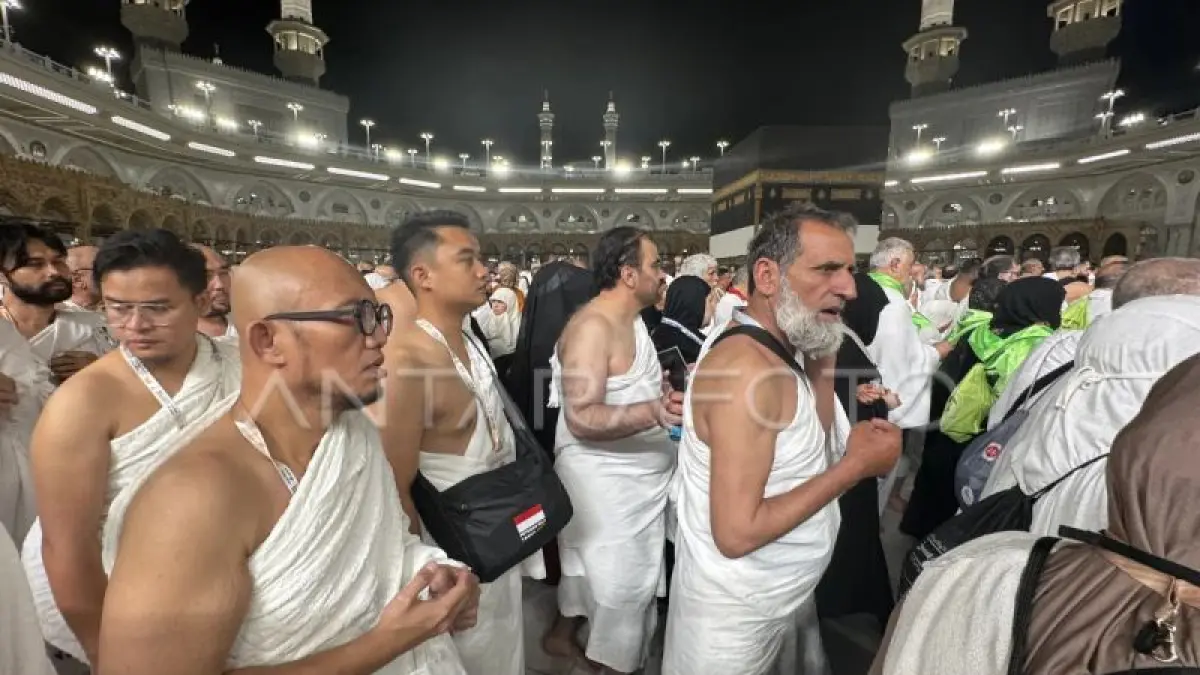 Wakil Menteri Haji dan Umrah Dahnil Anzar Simanjuntak (ketiga kiri) sekaligus Wakil Amirul Hajj melakukan tawaf saat umrah wajib di Masjidil Haram, Makkah, Arab Saudi, Selasa (19/5/2026). (CEPOSONLINE.COM/ ANTARA FOTO/Citro Atmoko)