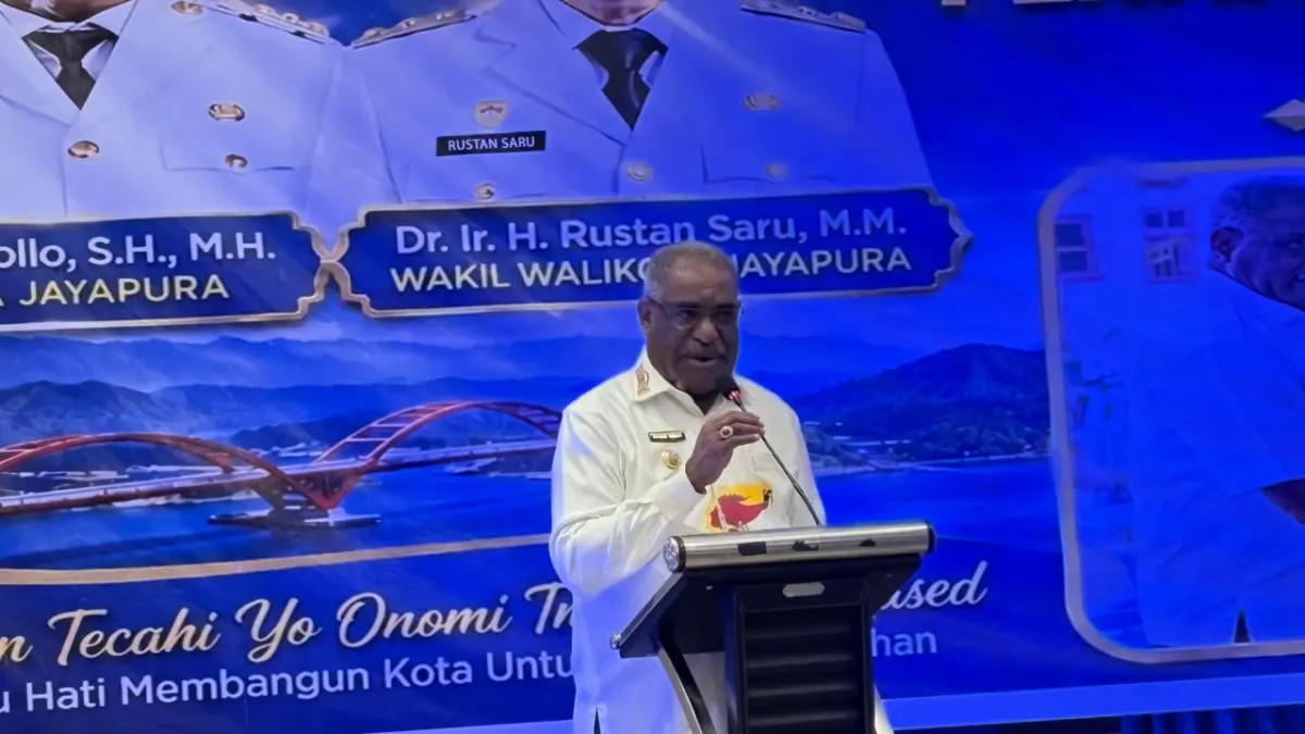 Wali Kota Jayapura, Abisai Rollo saat membuka Rakor data kemiskinan yang digelar Bapperida Kota Jayapura di Hotel Suni Abepura, Kamis (20/8/2026).(CEPOSONLINE.COM/TAKIM).