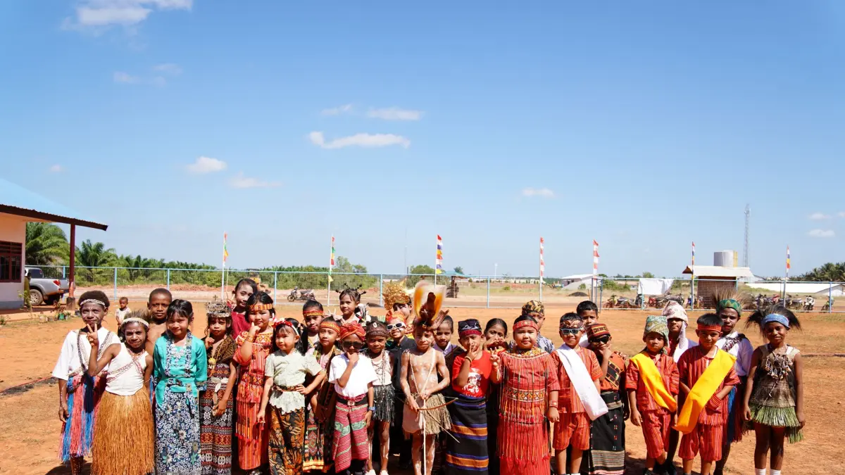 Anak-anak mengenakan pakaian adat untuk mengikuti lomba dalam rangka memeriahkan HUT Ke-81 RI di Distrik Ulilin Kabupaten Merauke, Papua Selatan. (CEPOSONLINE.COM/TSE GROUP)