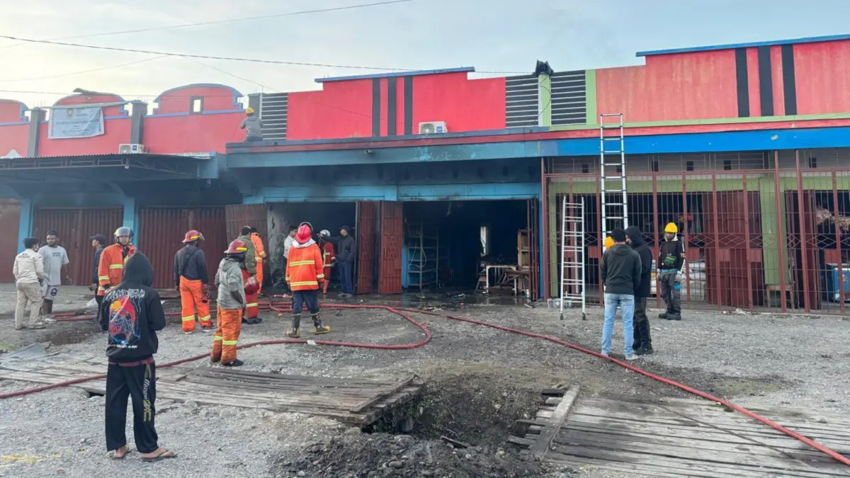 Aparat kepolisian dan Damkar usai memadamkan ruko yang dibakar di jalan Bhayangkara Wamena. Jumat (21/8/2026) Foto Istimewa