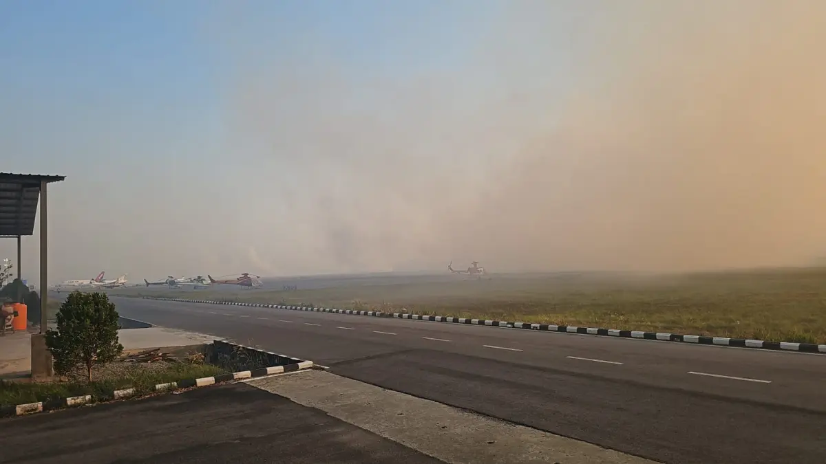 Asap yang mengepul di area bandara Douw Aturure Nabire, Jumat, (21/8/2026). &nbsp;(CEPOSONLINE.COM/Plt. Kepala Kantor UPBU Douw Aturure Nabire, Allrido Simandjuntak For CEPOS)