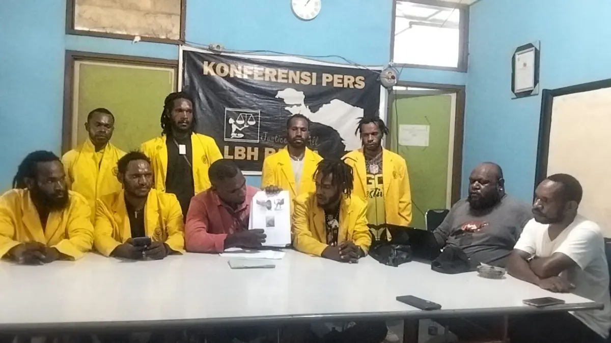 Bem Uncen saat melakukan konferensi pers di Kantor LBH Papua terkait dengan penembakan terhadap mahasiswa di Perumnas lll, Waena, Jumat (20/8/2026). (CEPOSONLINE.COM/JIMI)