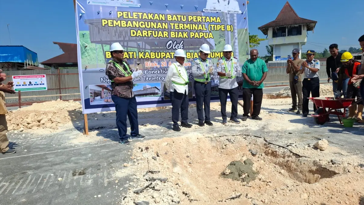 Bupati Biak Numfor Markus Oktovianus Mansnembra, SH.,MM bersama Ketua DPRK Papua dan pejabat lainnya saat menghadiri peletakan batu pertama pembangunan Terniminal Penumpang Tipe B Darfuar, Jumat (21/8/2026). (CEPOSONLINE.COM/FIKTOR PALEMBANGAN)