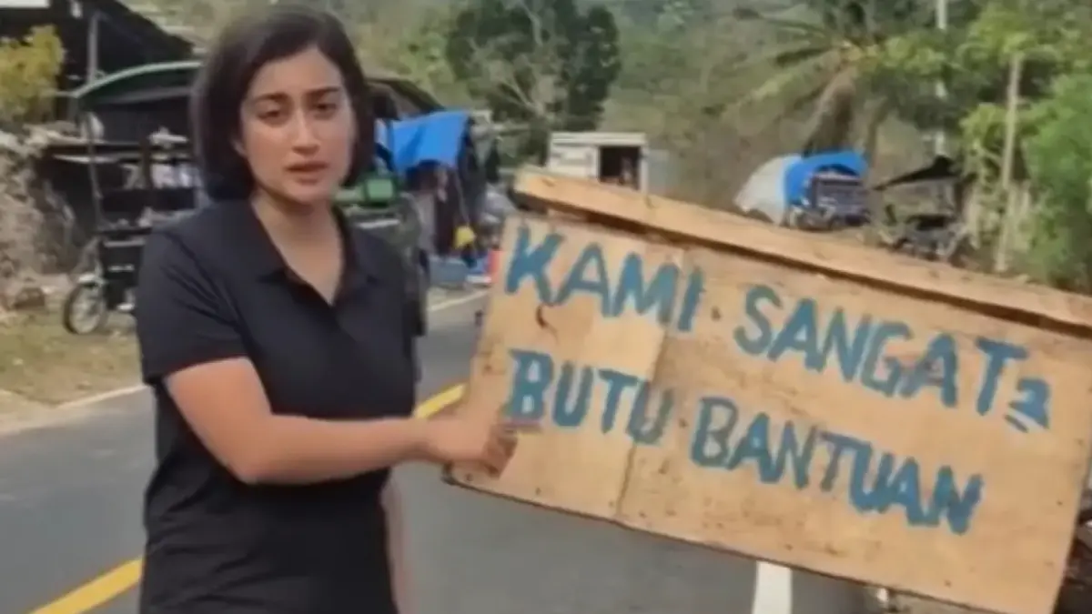 Foto tulisan korban butuh bantuan. (AI) 