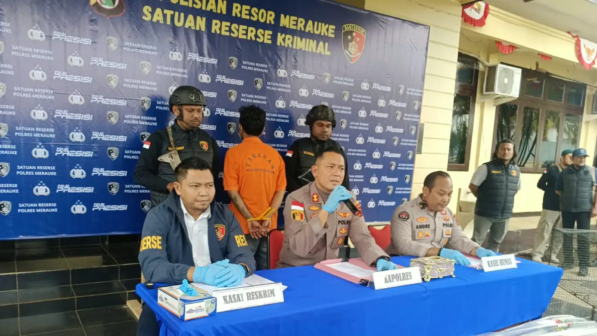 Kapolres Leonardo Yoga didampingi Kasat Reskrim AKP Lukyta K. Putra dan Kasi Humas Ipda Andre MSB menggelar konferensi pers &nbsp;di depan Mapolres Merauke, Jumat (21/8/2026)&nbsp;

(CEPOSONLINE.COM/SULO)&nbsp;
