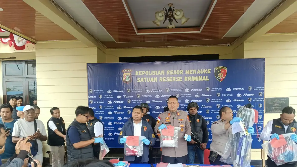Kapolres Merauke AKBP Leonardo Yoga didampingi Kasat Reskrim AKP Lukyta K. Putra dan Kasi Humas Ipda Andre MSB saat menunjukan sejumlah barang bukti yang berhasil diamankan penyidik, di depan Mapolres Merauke, Jumat (21/8/2026)&nbsp;


(CEPOSONLINE.COM/SULO)&nbsp;