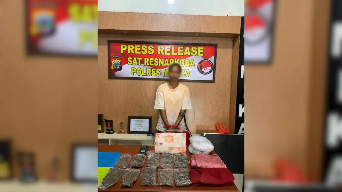 Pelaku beserta barang bukti yang diamankan ke Kantor Sat Resnarkoba Polres Mimika, Kamis, 20 Agustus 2026. (Foto: Istimewa).
