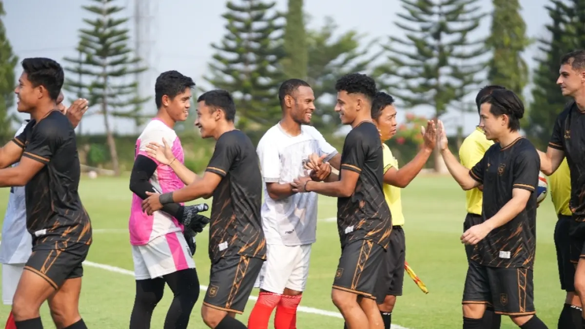 Pemain Persipura dan pemain Garudayaksa FC sebelum laga ujicoba Rabu (19/8/2026).(CEPOSONLINE.COM/ISTIMEWA)