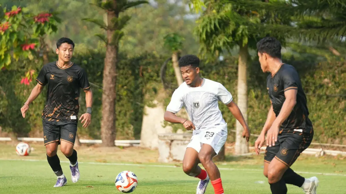 Pemain Persipura saat berduel dengan pemain Garudayaksa FC dalam laga ujicoba &nbsp;Lestarindo, Pusporenggo, Kecamatan Musuk, Kabupaten Boyolali, Jawa Tengah, Rabu (19/8/2026). (CEPOSONLINE.COM/ISTIMEWA)