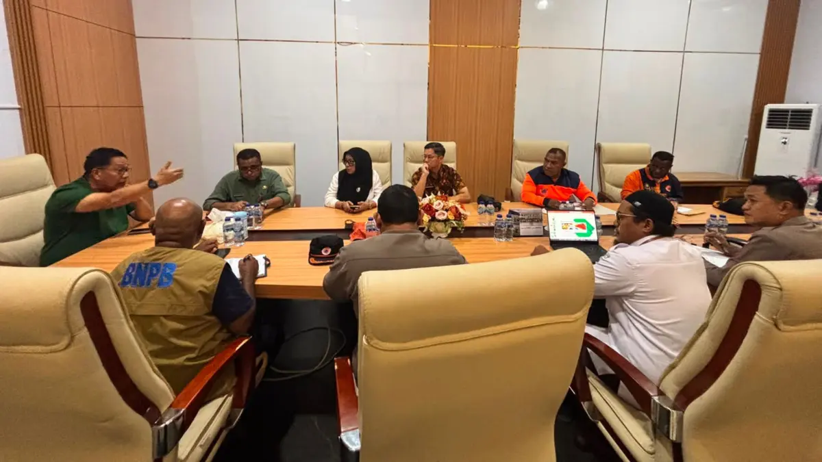 Penjabat (Pj). Sekda Papua Tengah, Silwanus Sumule memberikan keterangan kepada pers. (CEPOSONLINE.COM/HUMAS PEMPROV)